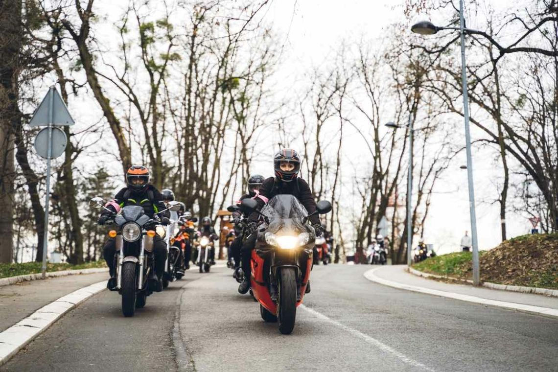 Motocykliści lubią sobie zaszaleć w obszarze zabudowanym. Będzie ich to słono kosztowało