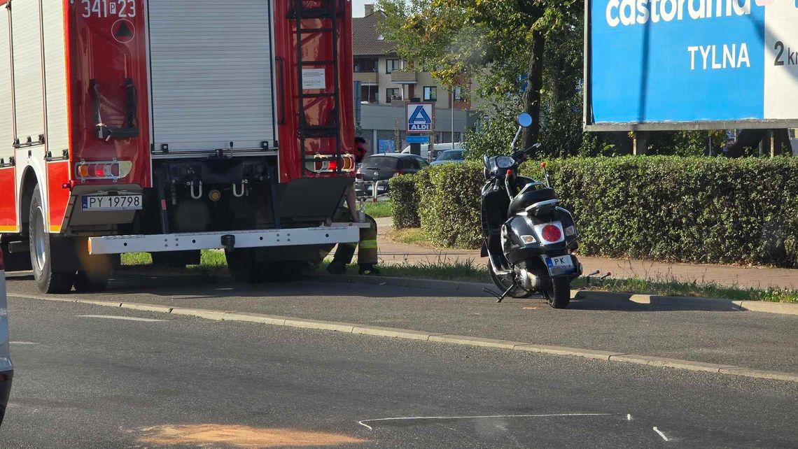 Motocyklista upadł na rondzie. Kierowca odjechał