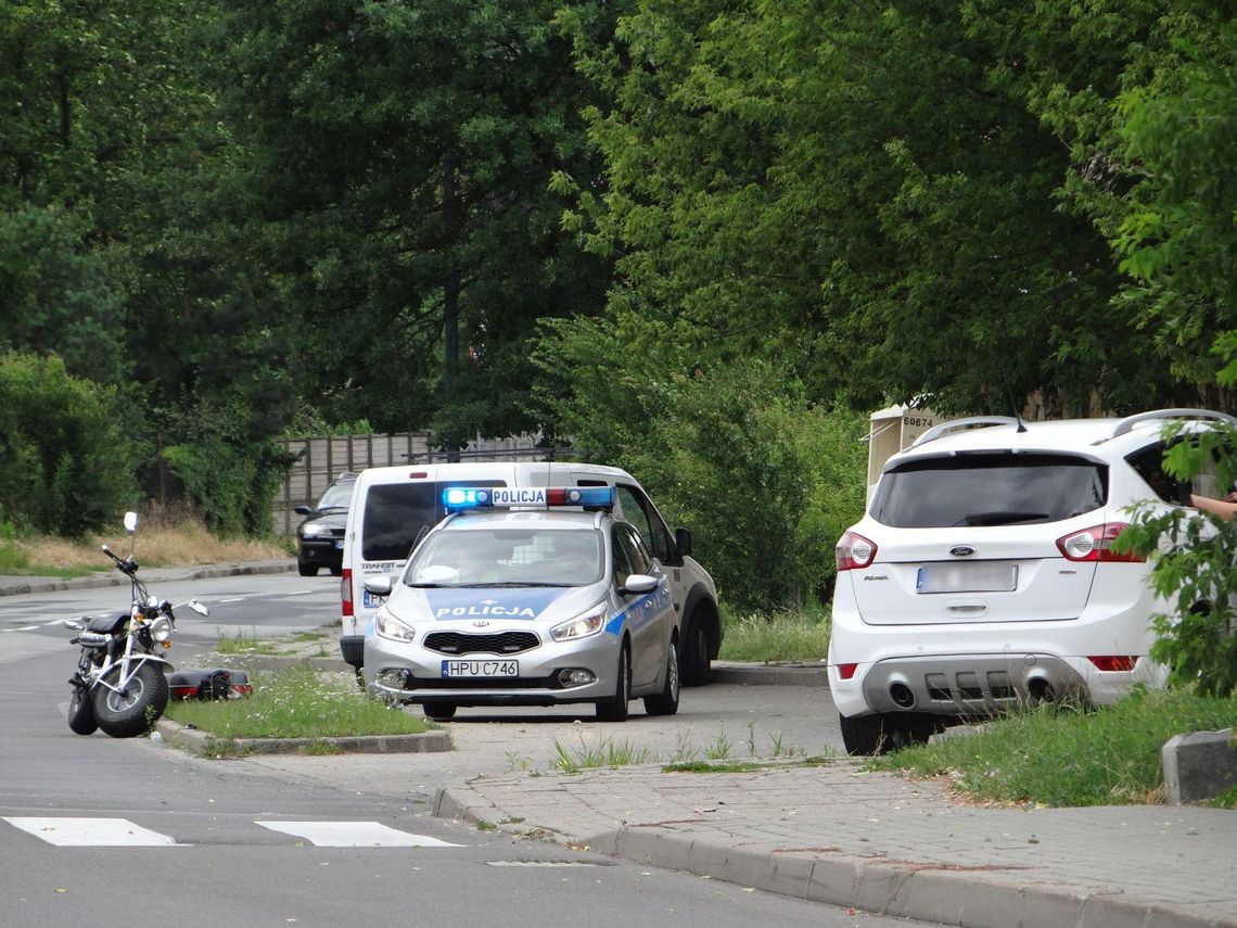 Motorowerzysta wjechał w samochód. „Nie zauważył go” ZDJĘCIA