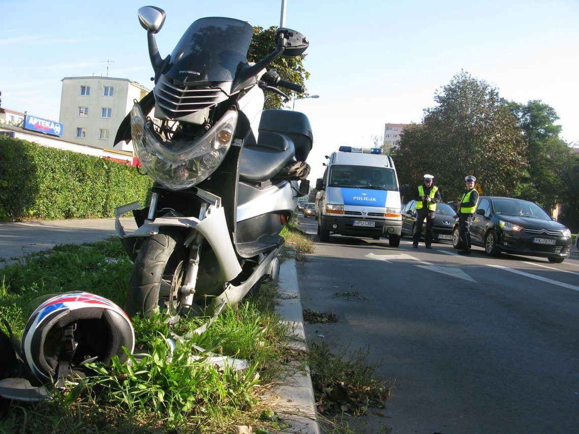 Motorowerzysta wjechał w tył busa. Kaliszanin w szpitalu ZDJĘCIA