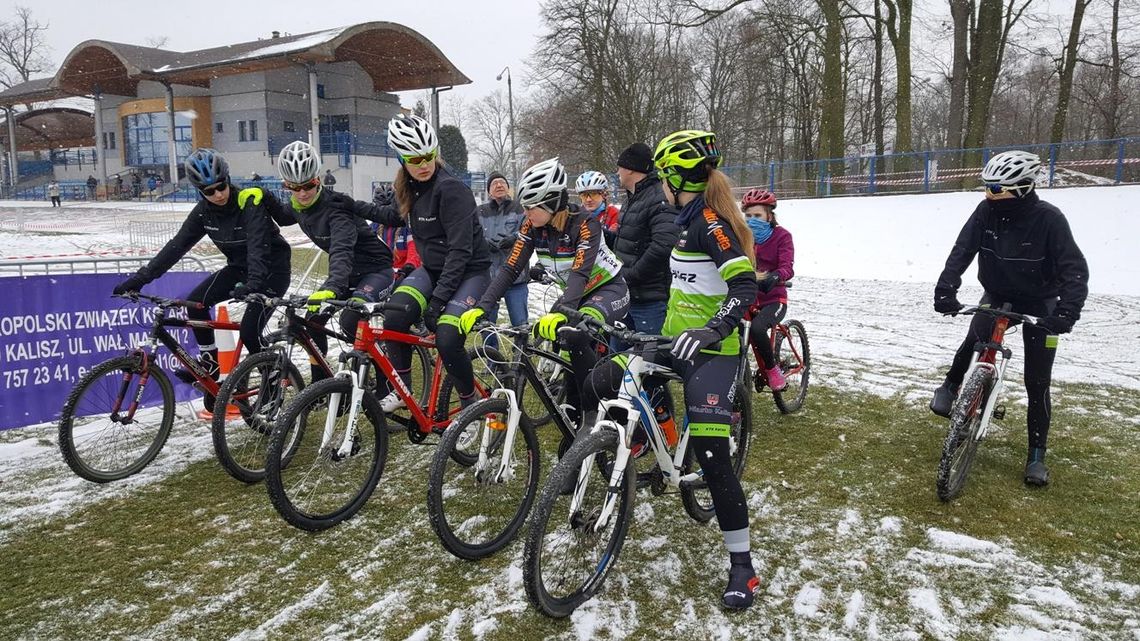 Mróz im niestraszny. Dzielni kolarze KTK z przełajowymi medalami (ZDJĘCIA)