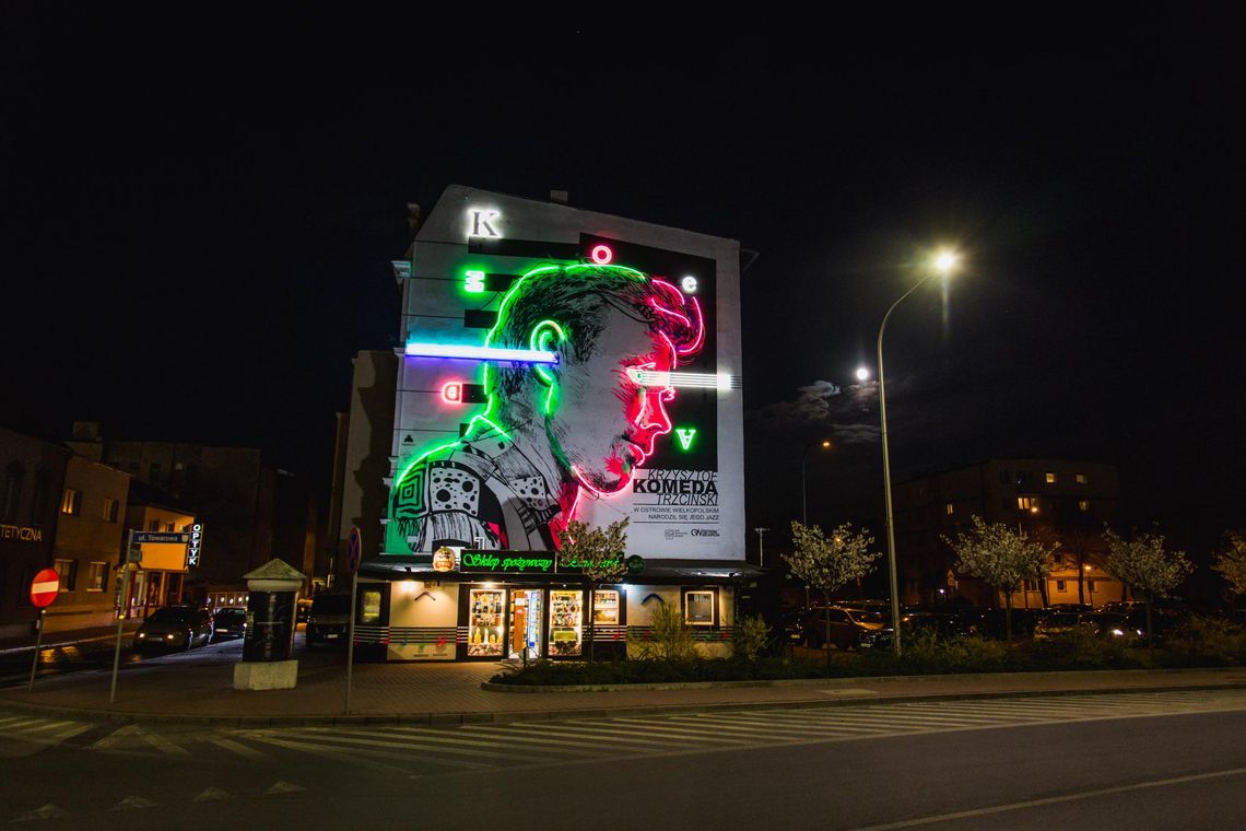 Mural Komedy rozświetlił neon ZDJĘCIA