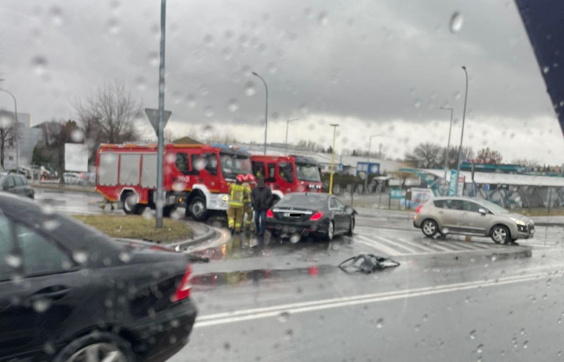 Myślał, że ma pierwszeństwo? Mercedes zderzył się z ciężarówką