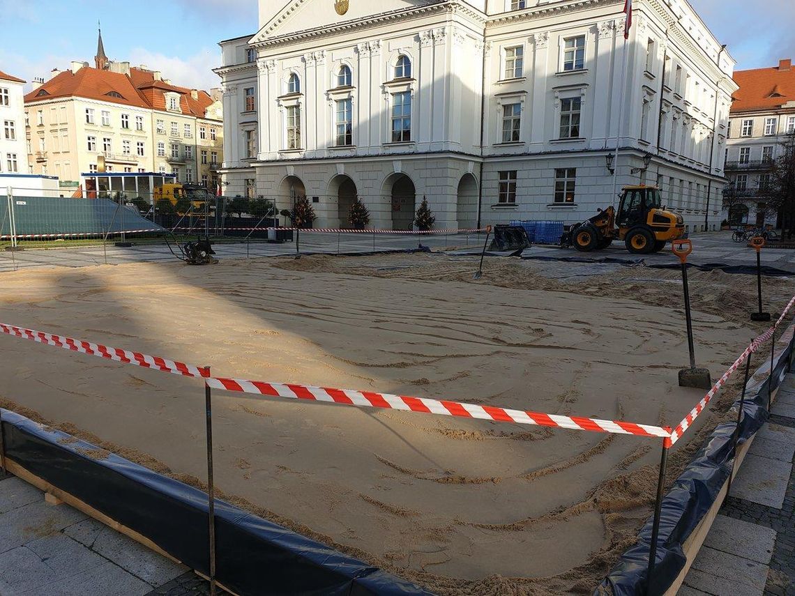 Na kaliskim rynku budują lodowisko ZDJĘCIA