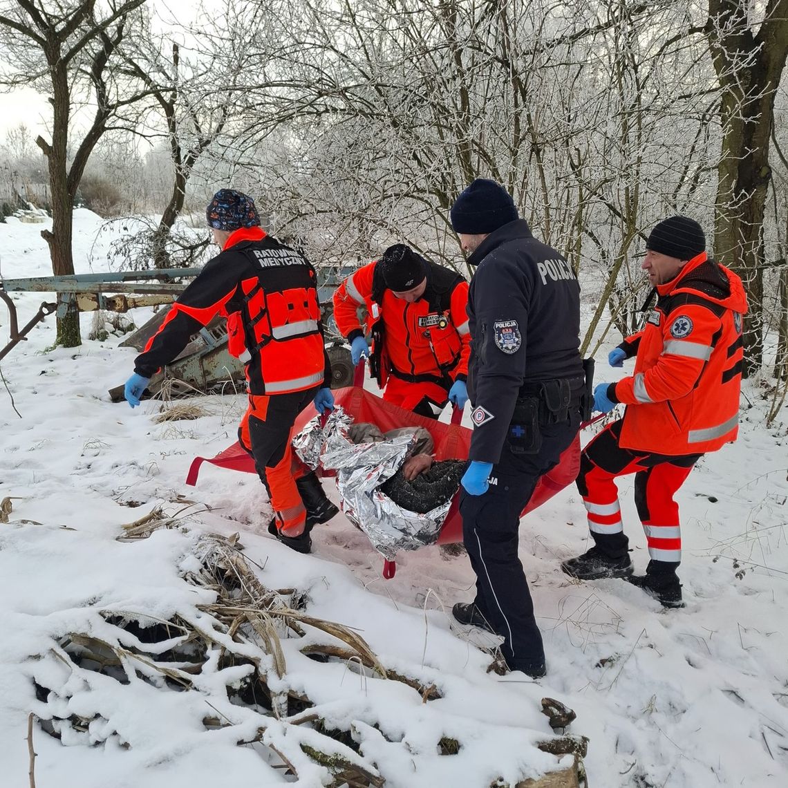 Na mrozie, obok leżała butelka. Pomoc przyszła w ostatniej chwili Na mrozie, obok leżała butelka. Pomoc przyszła w ostatniej chwili
