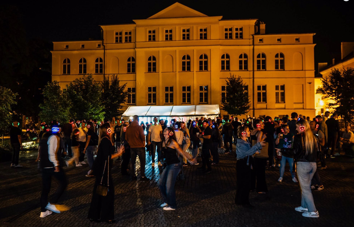 Na Rozmarku będzie można potańczyć. Dzisiaj ,,Wakacyjne Silent Disco''