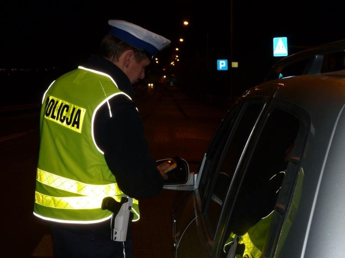 Na widok policjantów wjechał w znak drogowy. Akcja trzeźwość w Kaliszu