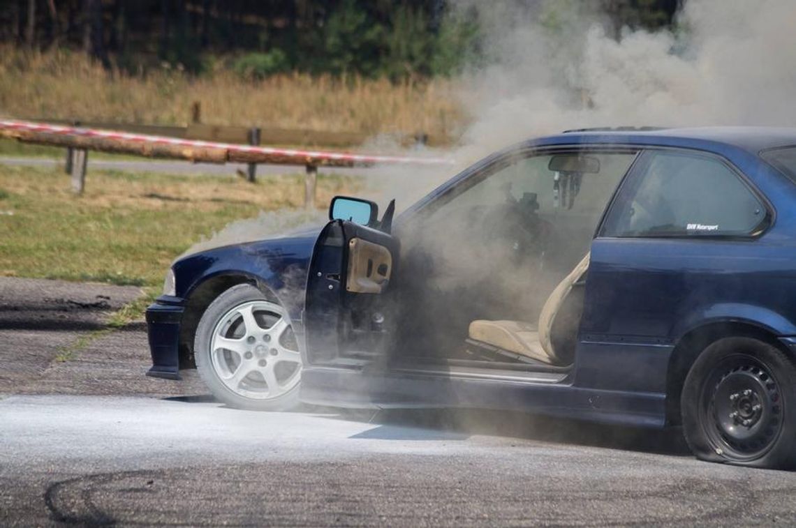 Na zjeździe BMW przy drifcie zapalił się samochód ZDJĘCIA