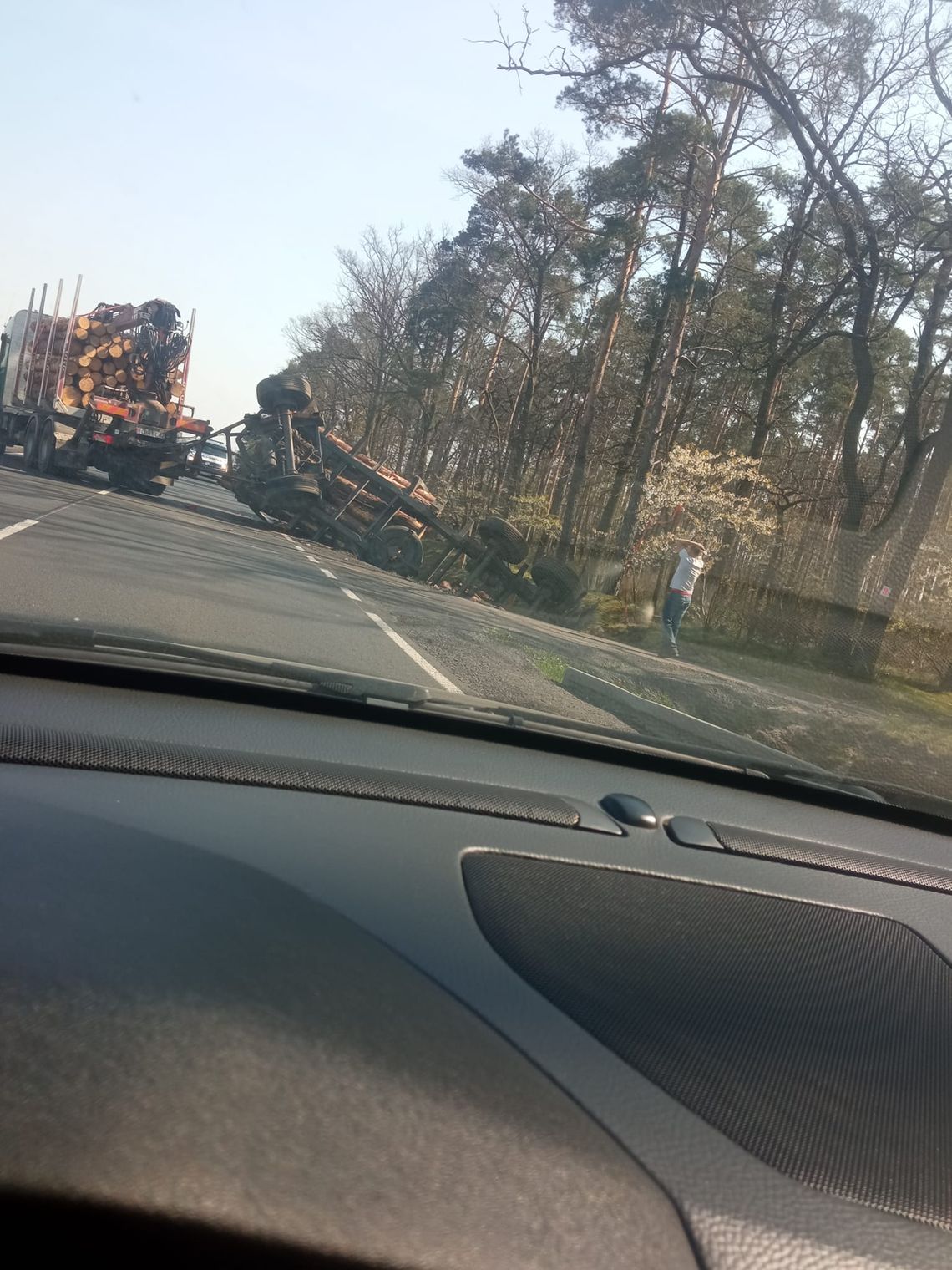 Przyczepa z drewnem wpadła do rowu. Są utrudnienia!