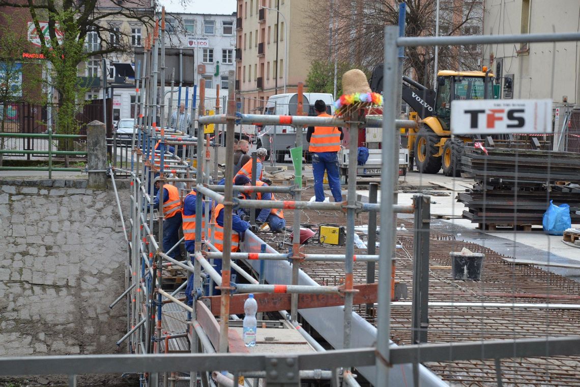 Nadrabiają stracony czas. Prace na moście trwają nawet w niedziele