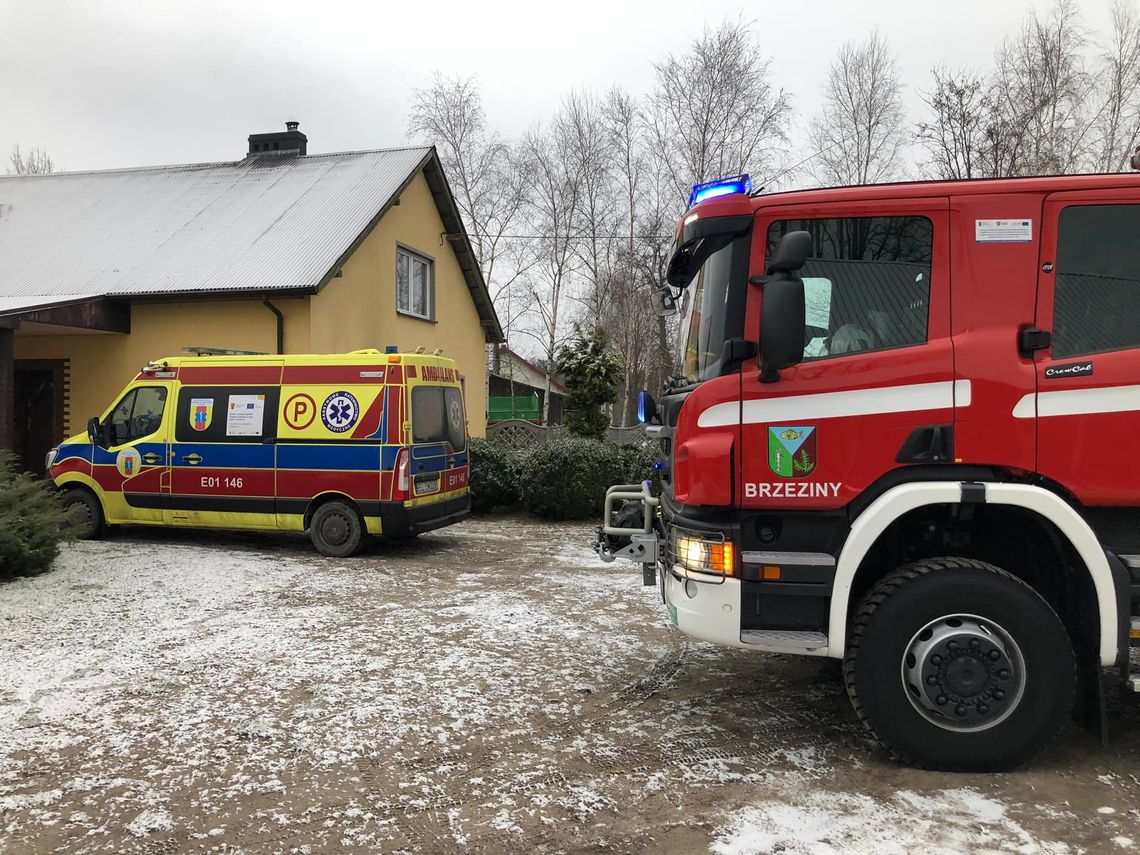 Nagłe zatrzymanie krążenia. Załoga karetki i strażacy ruszyli na ratunek