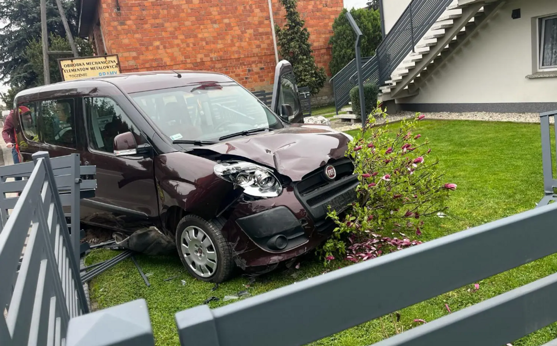 Nagle zjechał z drogi. Jazda zakończona na płocie