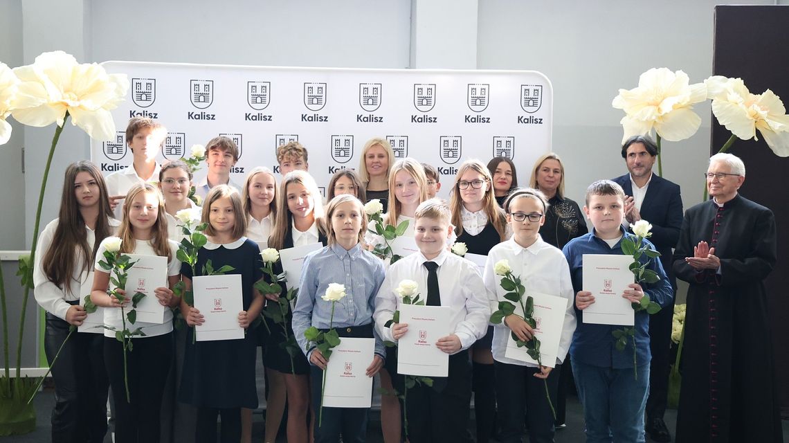 Najlepsi kaliscy uczniowie otrzymali stypendia ZDJĘCIA