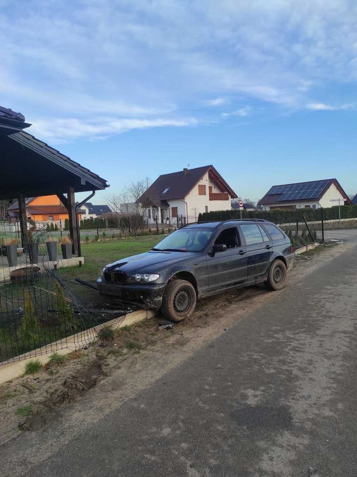 Najpierw autem uderzył w płot, potem chciał je odholować ciągnikiem