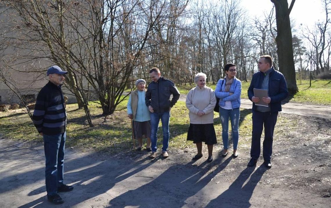 Najpierw biblioteka, później drogi? Władze o sprzeciwie mieszkańców Szczypiorna WIDEO