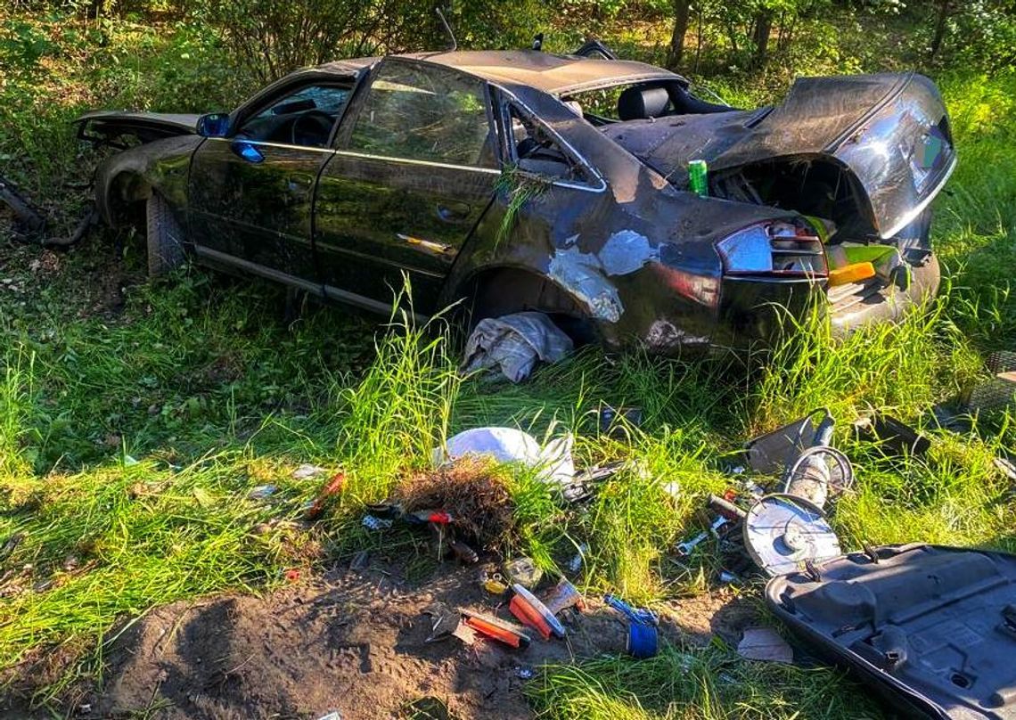 Najpierw wyprzedzał, potem dachował. Młody mężczyzna w szpitalu