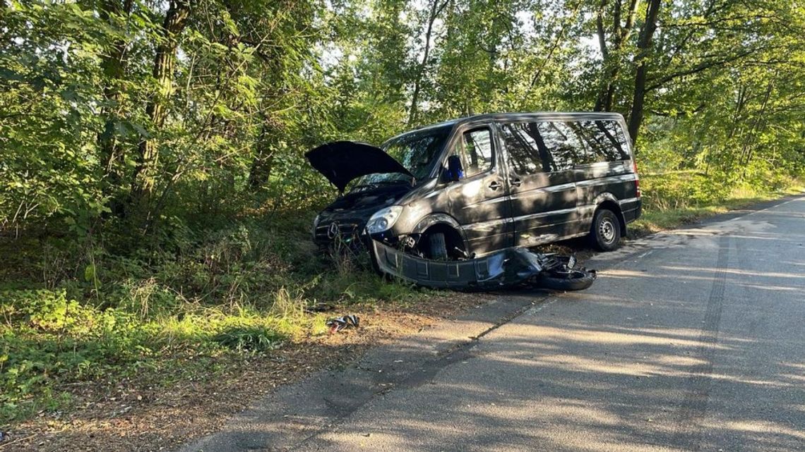 Nastolatek na motorowerze wpadł pod busa. Chłopak nie żyje