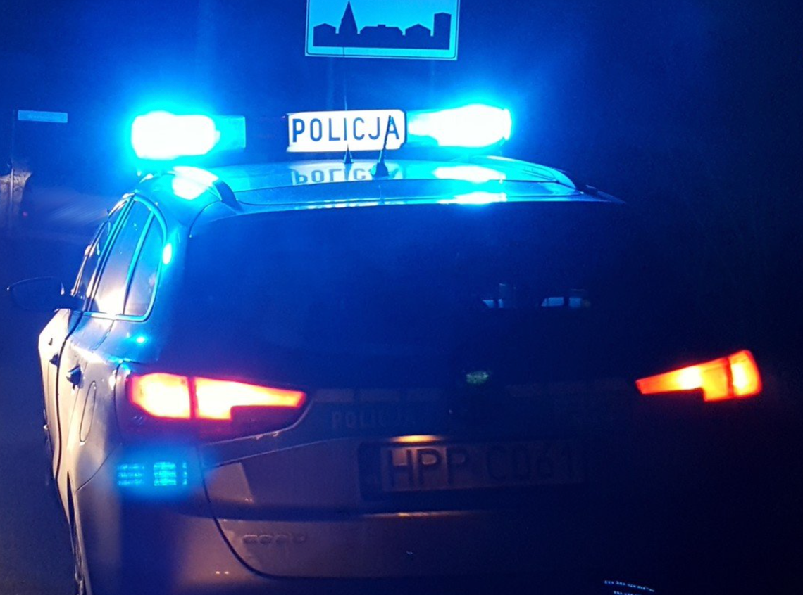 Nastolatka w środku nocy stała pod sklepem. Pokłóciła się z mamą