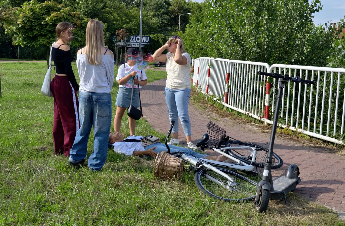 Nastolatki wjechały w rowerzystkę.  Kobieta w szpitalu