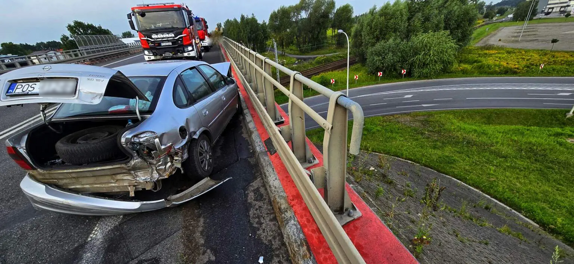 Nastolatkowie rozbili się na wiadukcie. Za kierownicą pijany 17-latek