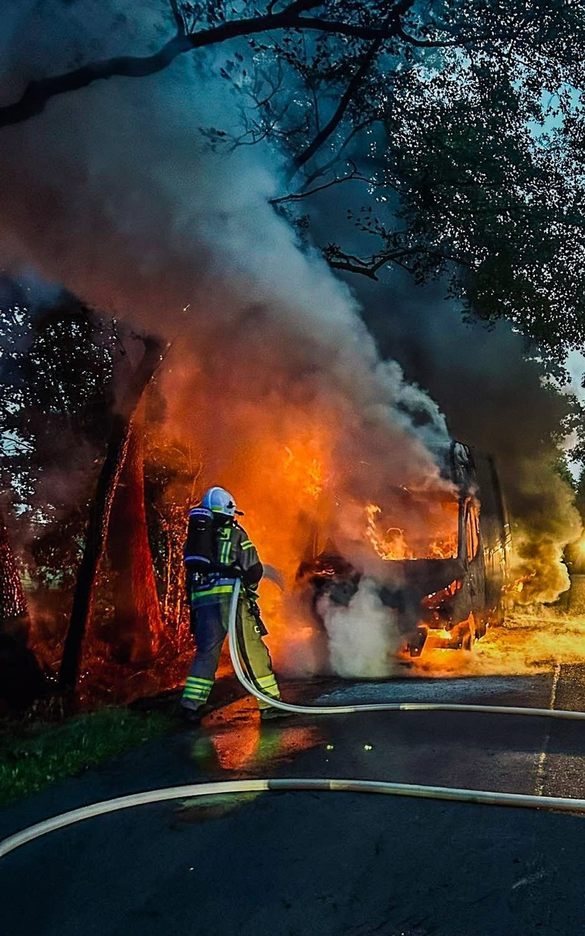 Wieczorna akcja strażaków. Z auta nic nie zostało