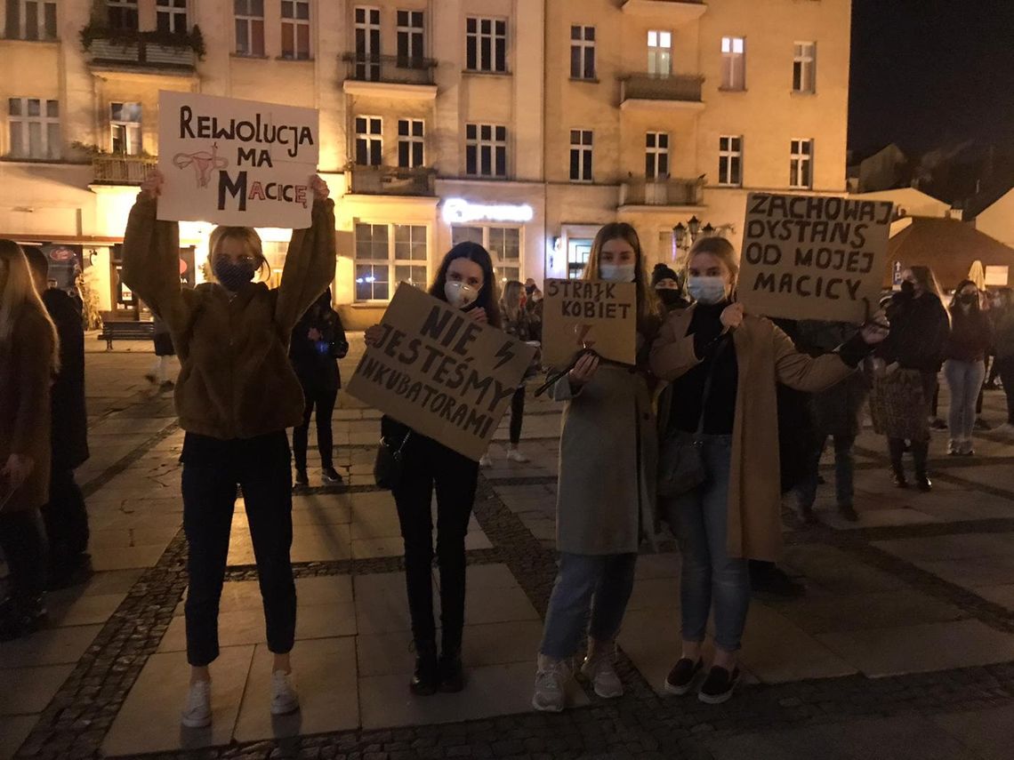 „Nie damy się zdeptać!”. Manifestacja w centrum Kalisza WIDEO ZDJĘCIA