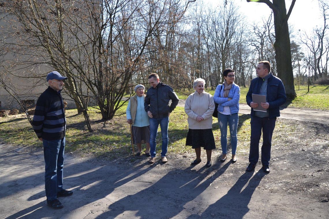 Nie dla hotelu i biblioteki. Mieszkańcy Szczypiorna chcą remontu dróg WIDEO