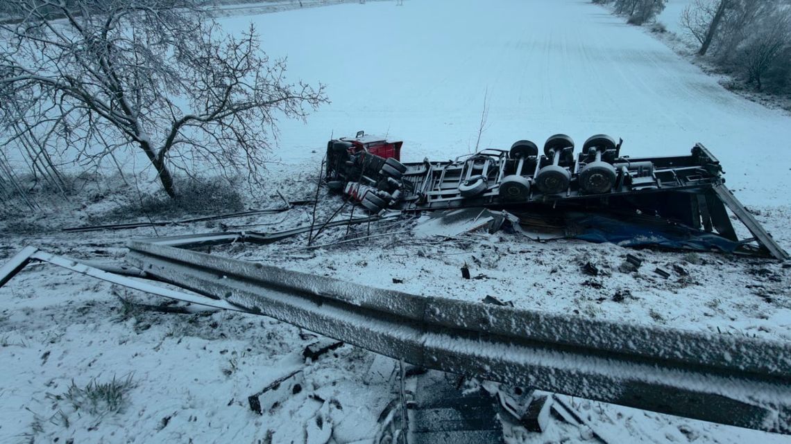 Nie dostosował prędkości. Ciężarówka zsunęła się ze skarpy Nie dostosował prędkości. Ciężarówka zsunęła się ze skarpy