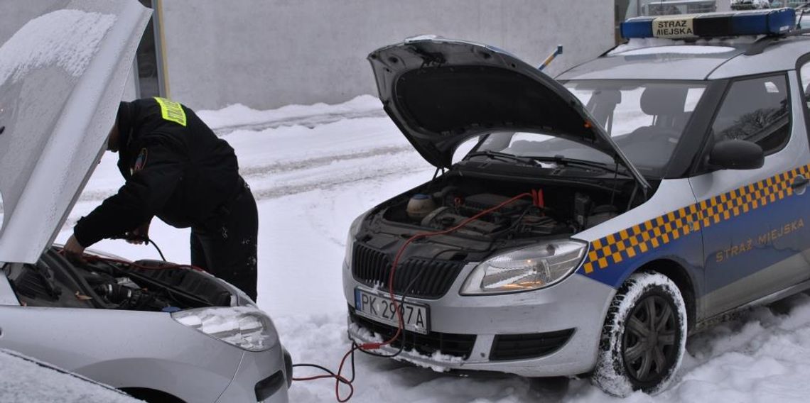 Nie odpalił ci samochód? Pomogą strażnicy miejscy