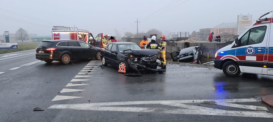 Nie ustąpił pierwszeństwa. Kraksa dwóch mercedesów w Stawiszynie ZDJĘCIA