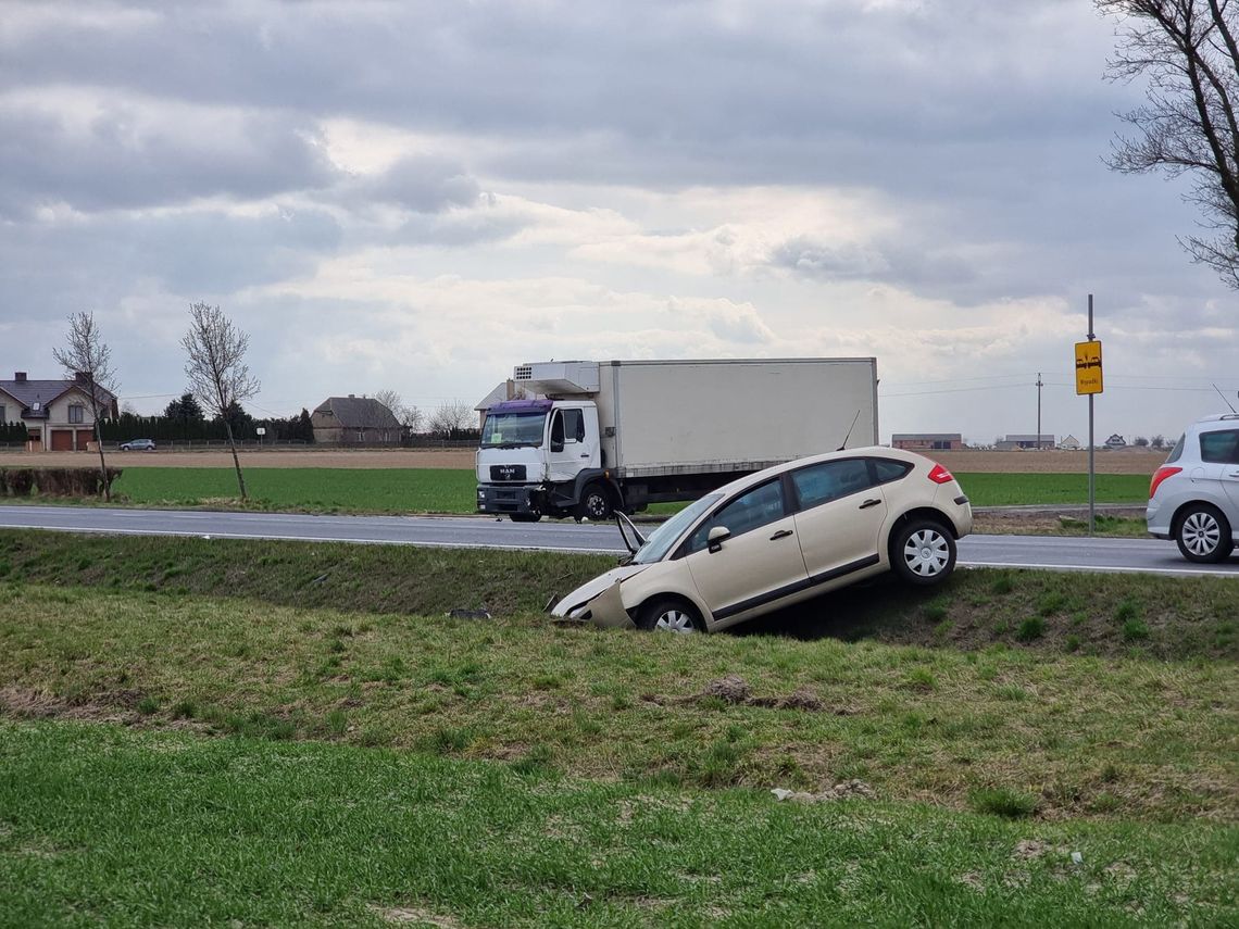 Nie ustąpił pierwszeństwa przejazdu i wylądował w rowie