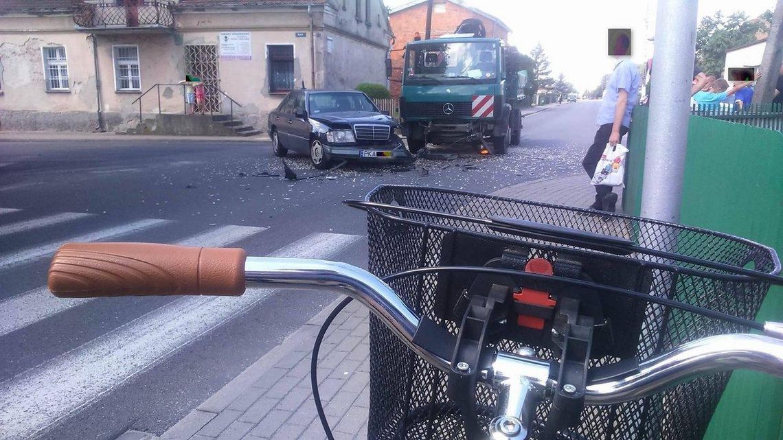 Nie zatrzymał się przed znakiem STOP. Wjechał w ciężarówkę