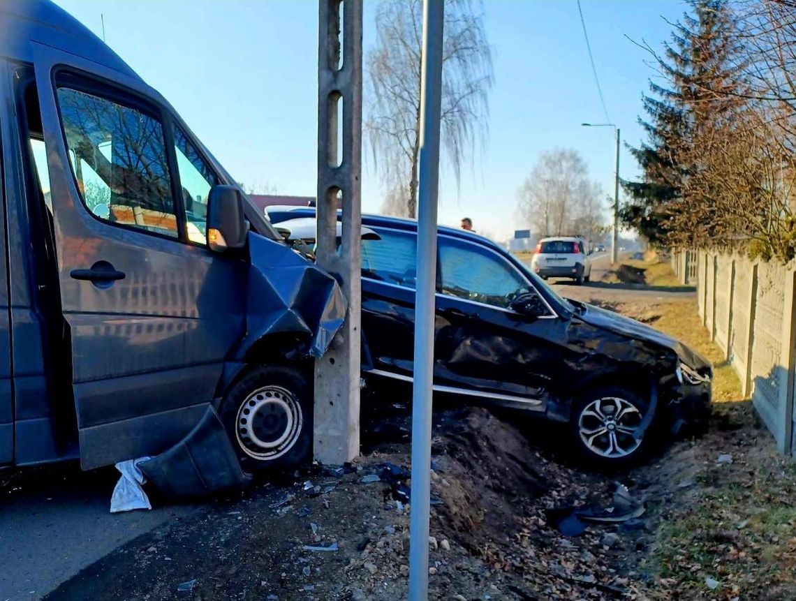 Nie zauważyła znaku ,,STOP''? Kierująca BMW wjechała w busa