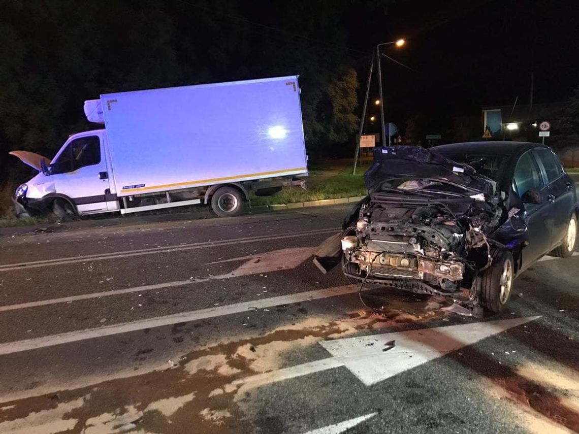 Niebezpiecznie na krajowej ,,12''. Toyota zderzyła się z dostawczym Iveco