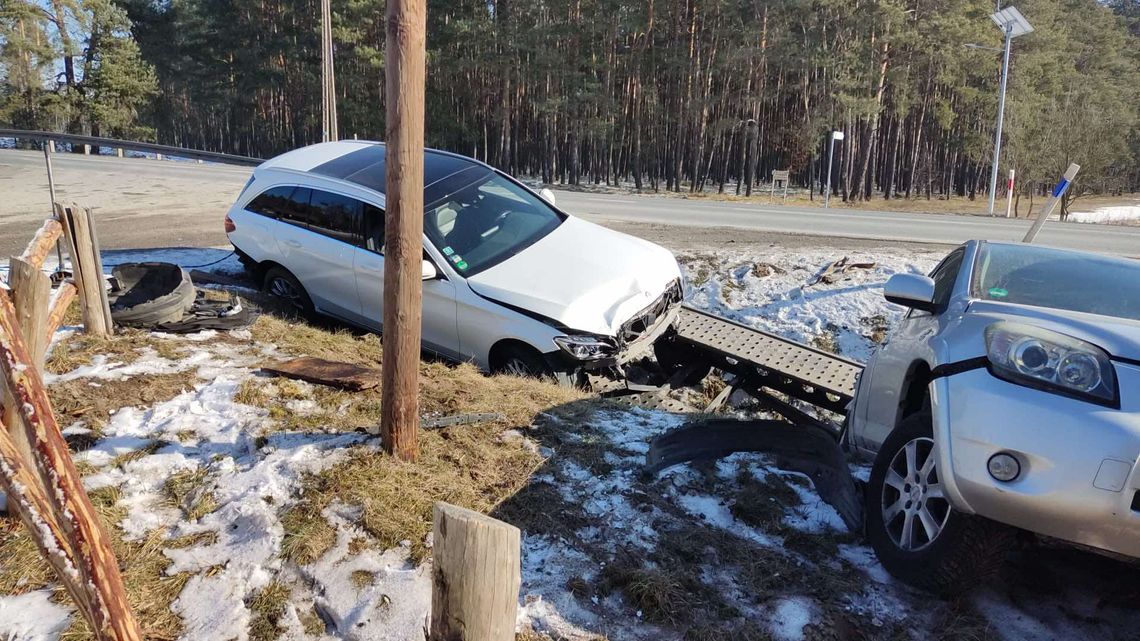 Niebezpieczny manewr. Samochód z lawetą w rowie