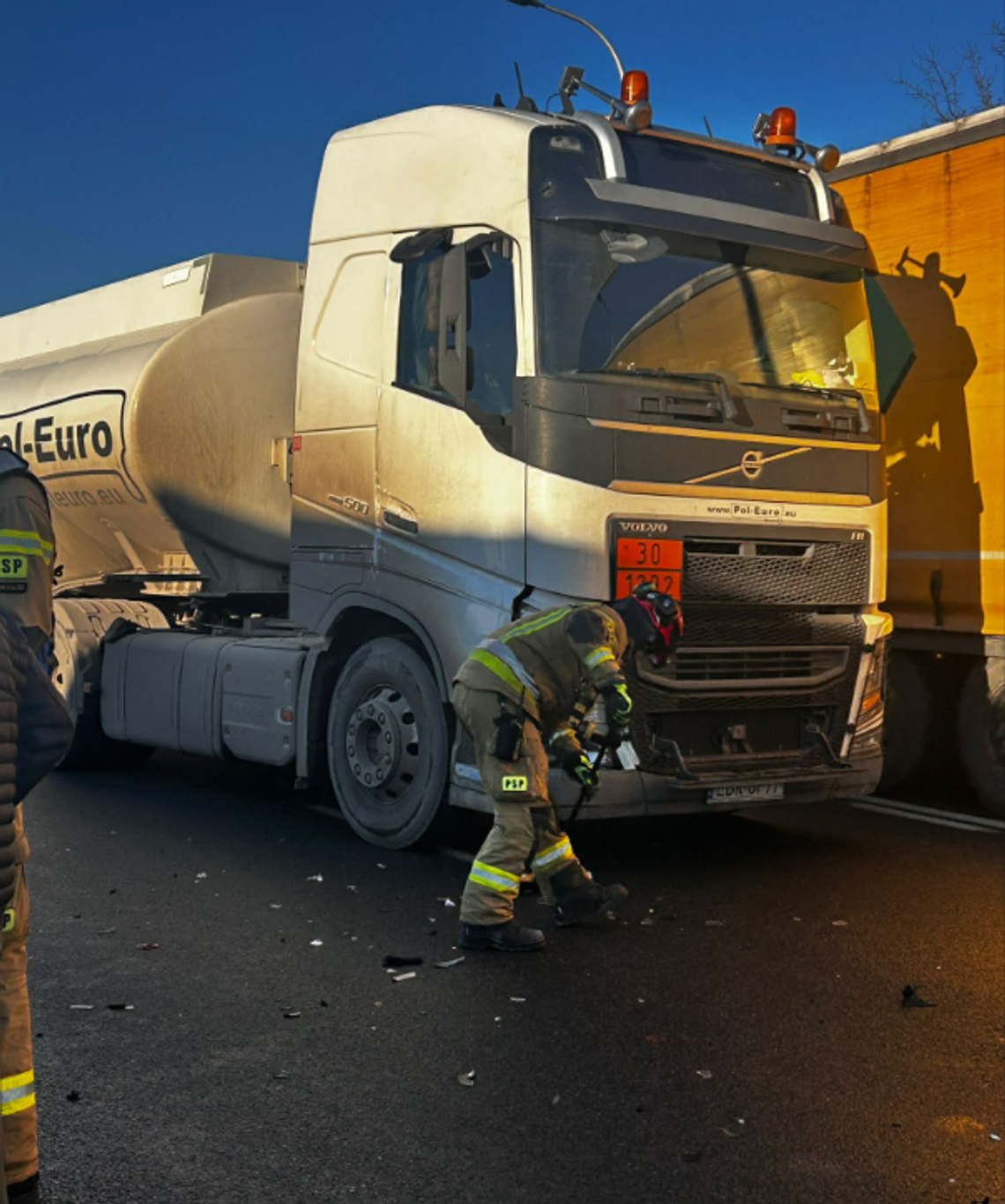 Niebezpieczny dzień na drogach. Ciężarówka i osobówka zderzyły się na Łódzkiej