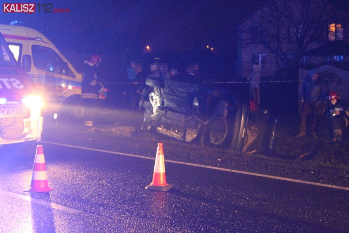 Nieoświetlone auto na jezdni i groźna kolizja w Opatówku. Sprawca odjechał, poszukuje go policja