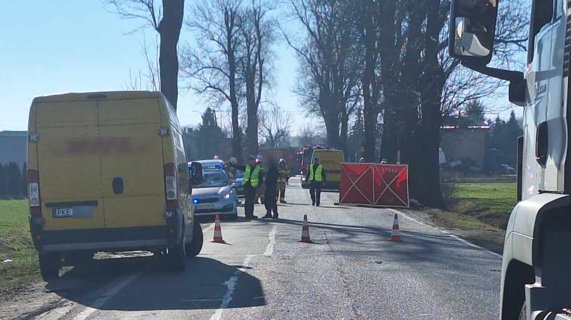 Nieprawidłowo wyprzedzała. Rowerzystka zginęła pod kołami busa