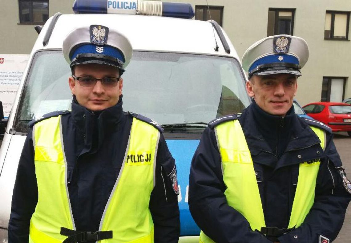 Nieprzytomna kobieta na ulicy. Reanimowali ją policjanci