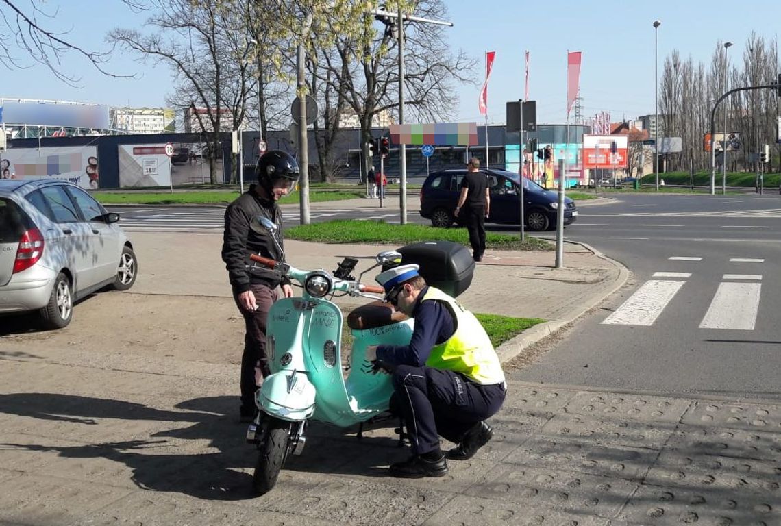 Nietypowa ucieczka przed policją. Mężczyzna motorowerem mknął po chodniku