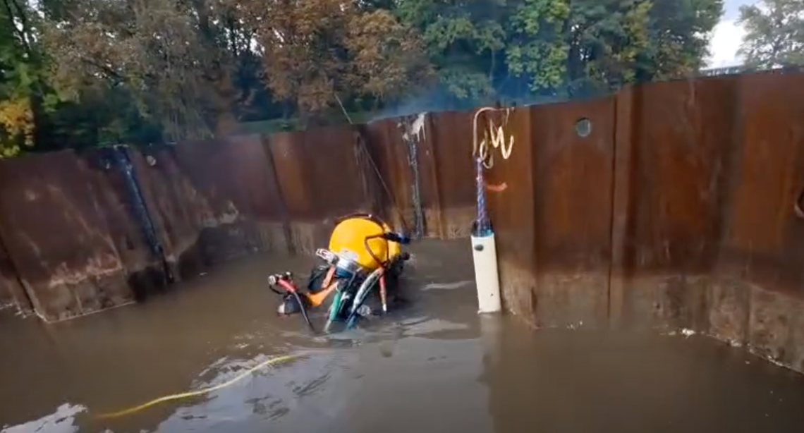 Nietypowe prace na Prośnie w Kaliszu. Strażacy pokazali nagranie spod wody WIDEO