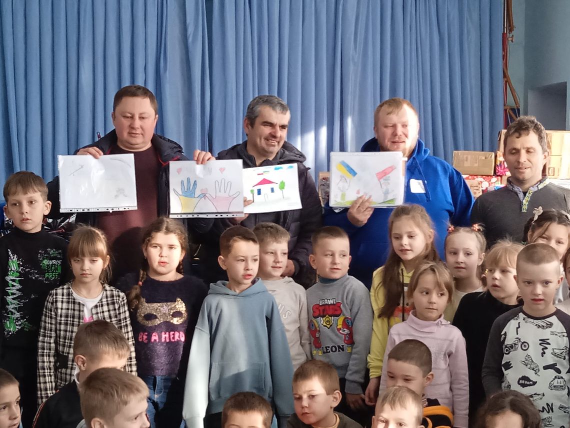 Niezwykła akcja uczniów i Fundacji CHOPS. Zapakowali dobro i zawieźli na Ukrainę! WIDEO