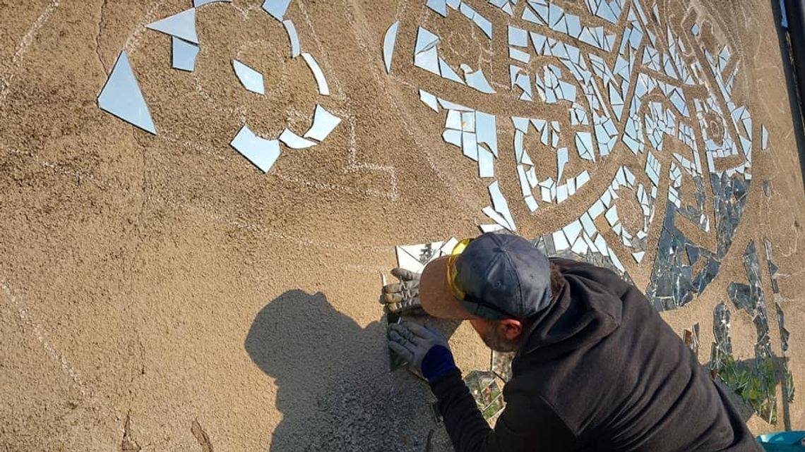 Niezwykły mural powstaje przy Podmiejskiej! To kawałki luster!