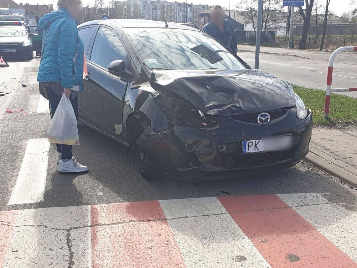 Nissan i mazda zderzyły się na al. Wojska Polskiego ZDJĘCIA