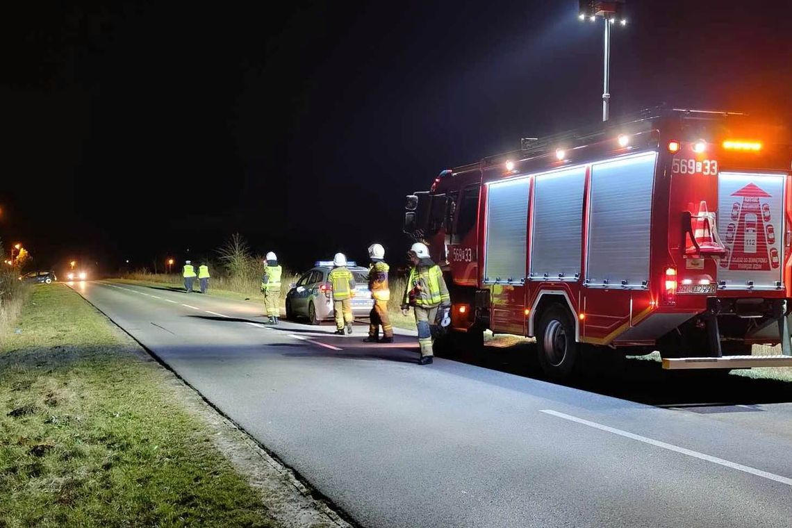 Nocą szedł środkiem drogi. Wjechał w niego samochód