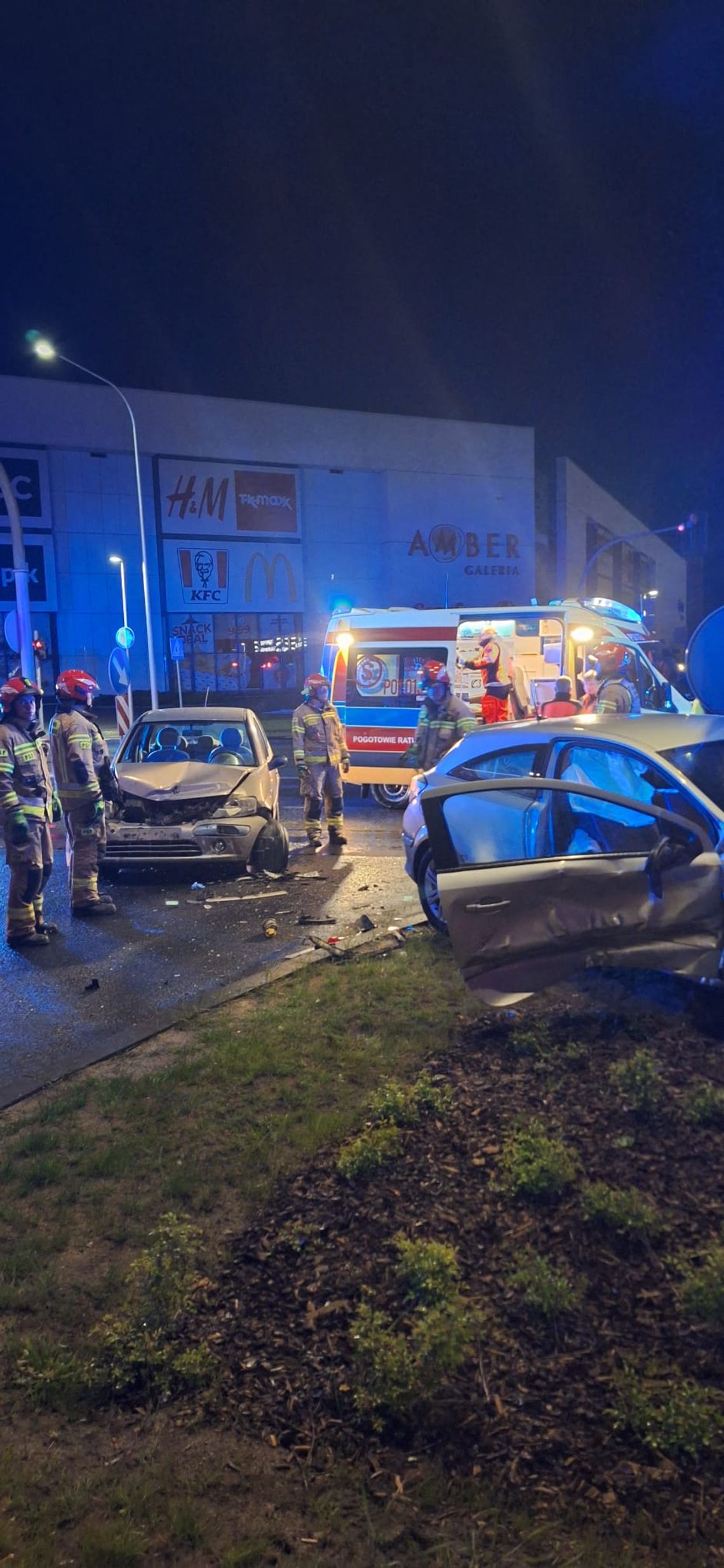 Nocne zderzenie przy Galerii Amber. W Citroenie nietrzeźwa kobieta