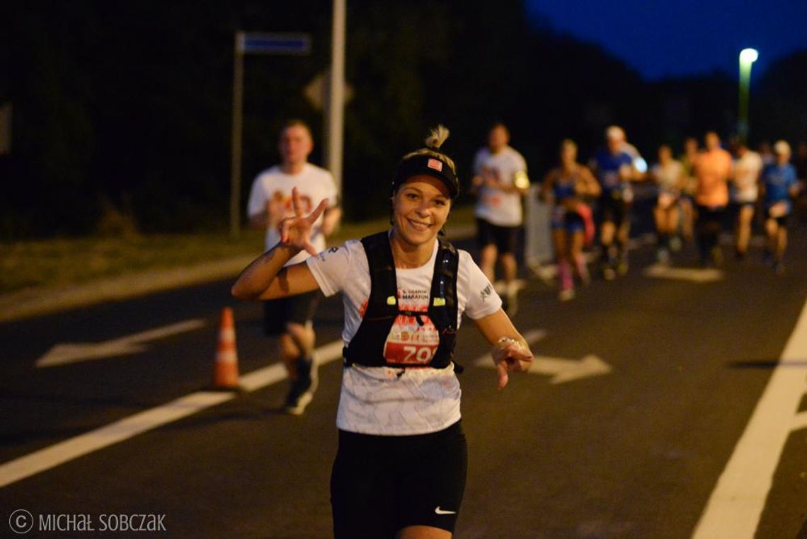 Nocny półmaraton. Ulicami Kalisza pobiegło ponad 700 osób (ZDJĘCIA)