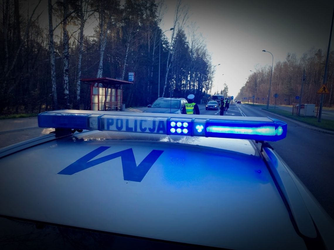 Nocny pościg koło Koźminka. Kierowca zniknął na leśnej drodze