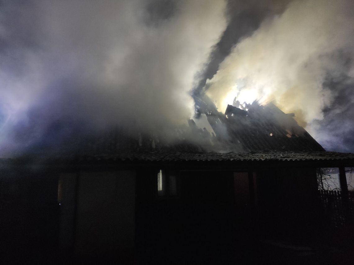 Nocny pożar domu w Iwanowicach ZDJĘCIA