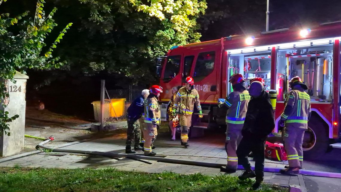 Nocny pożar kamienicy. Ewakuacja mieszkańców, zablokowana droga